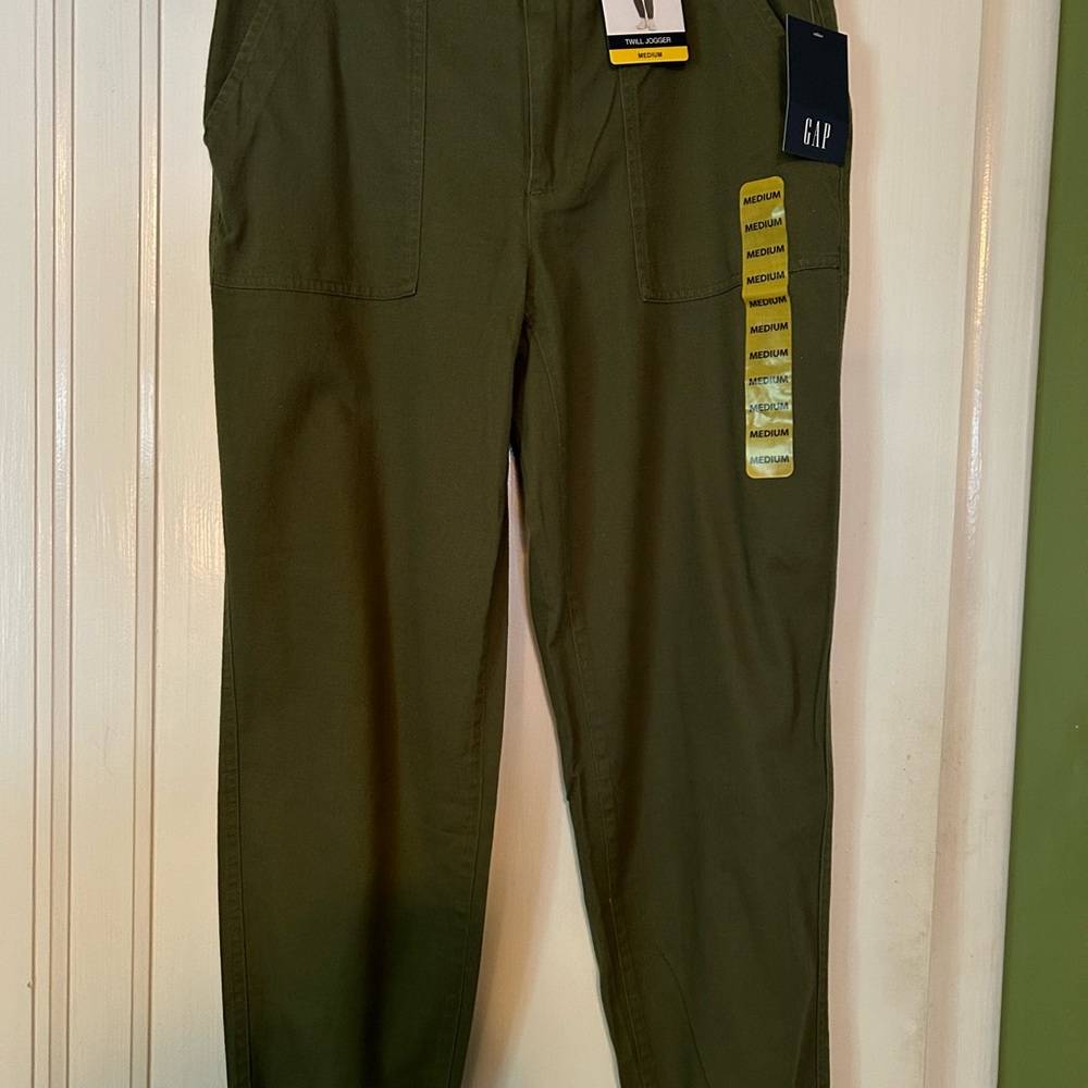 Women's Gap Twill Jogger. Sz M. Never worn. NWT